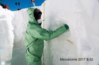Campionamento della neve, foto MICROBIOME 2017, immagine tratta dal comunicato stampa PAT n. 600 del 20 marzo 2017